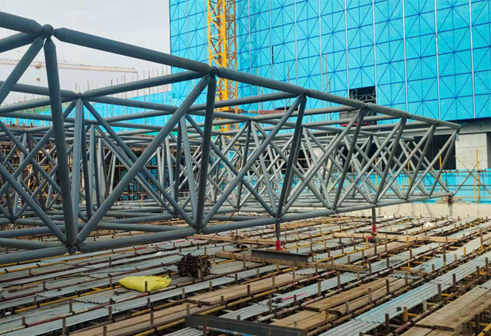 讷河济南高铁东总部基地2号楼网架